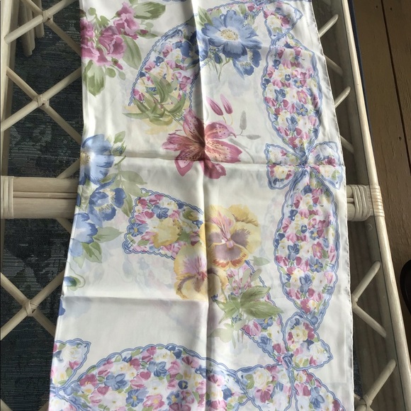 Vintage Liz Claiborne silk flowered scarf - Picture 5 of 5